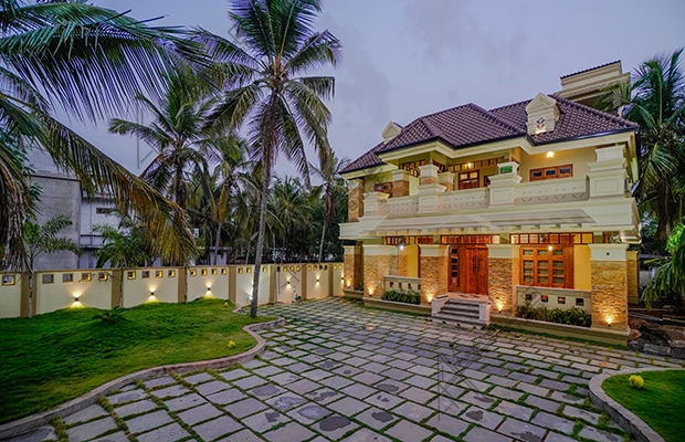 house design kerala plan, luxury indian villa design, palace design in kerala, biggest home in kerala
